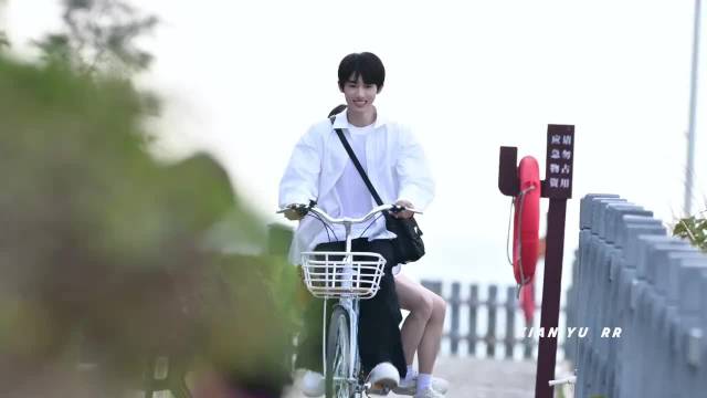 杨超越董思成这个路透太青春了 纯正猫的树味儿