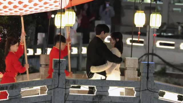 杨超越 董思成 《今天是太阳雨》一起逛灯会路透