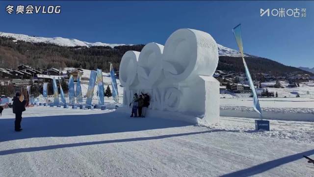 苏翊鸣三跳震撼现场，观众打卡奥运五环雪雕