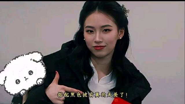 陈芋汐主持跳水队联谊会，白衣造型知性亮相