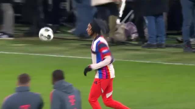 曼城球员热身踢球干扰孔帕尼采访