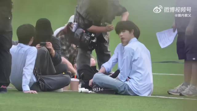 张桂源 左奇函 陈奕恒 杨博文操场拍摄路透