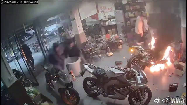 摩托车还在修理小伙就打火：忽然起火灭火器不会用，用水去灭反而