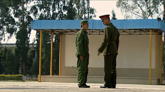 士兵突击：伍六一教许三多站姿，许三多笨拙举作，气得伍六一头疼