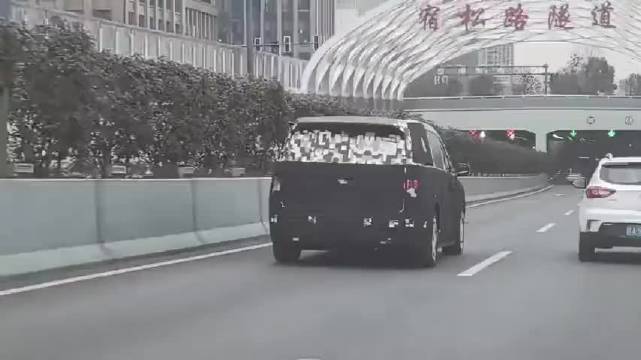 听说是尊界的 MPV？前后竖向灯组设计是基本确定了吧