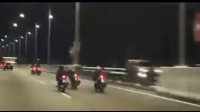 马来西亚槟二桥惊现"超人"，这些摩托车高速趴骑很危险