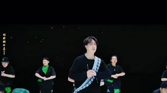 王一博跳俄罗斯舞被俄网友取名万尼亚·伊博尼托夫