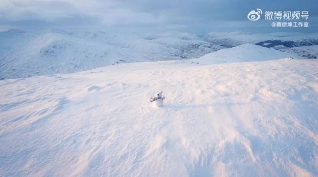 蔡徐坤与雪人coldy共度温暖冬日