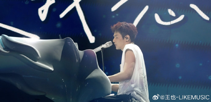 李荣浩‘黑马’世界巡回演唱会的舞台设计有哪些独特亮点？