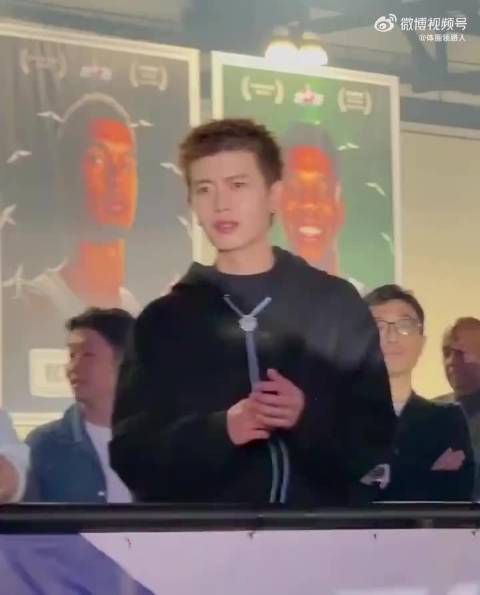 任嘉伦去看了cortis的表演了，这个造型好帅啊