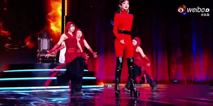 彭小苒浪姐舞台红衣亮相展现专业功底