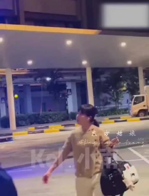 孙颖莎被工作人员指挥上车，翔哥放弃提醒