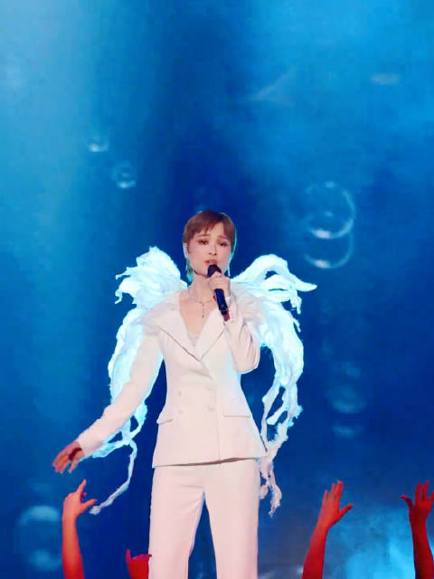 李宇春微博之夜献唱《冬泳》，清冷坚韧舞台震撼全场