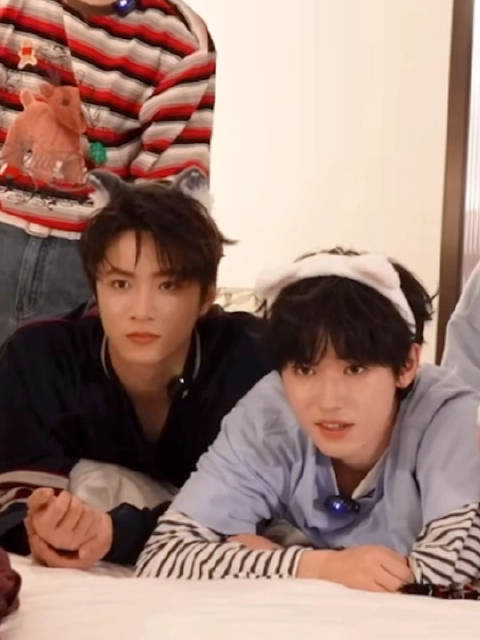 刘耀文宋亚轩同床互动引热议