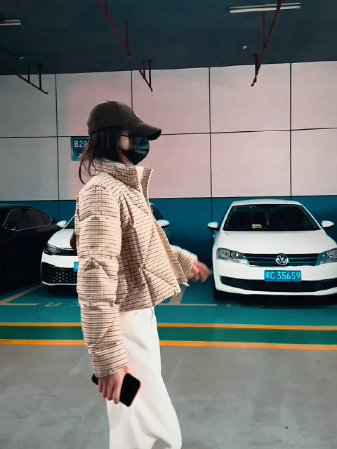 妈沫儿走路就这么个拽姐 但是手机壁纸是蜡笔小新