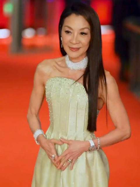 杨紫琼获柏林电影节终身成就金熊奖，肖恩·贝克颁奖致敬