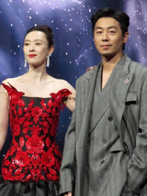 童谣和朱亚文 一起在微博之夜走秀 童谣和朱亚文 都是很优秀的演员