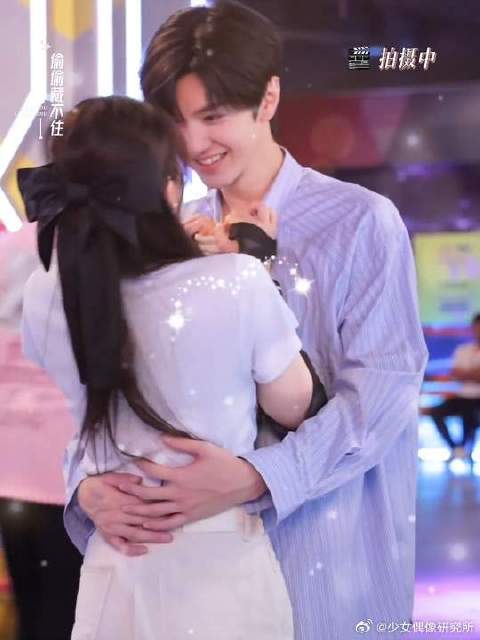 《偷偷藏不住》热播，甜蜜拥抱引观众共鸣