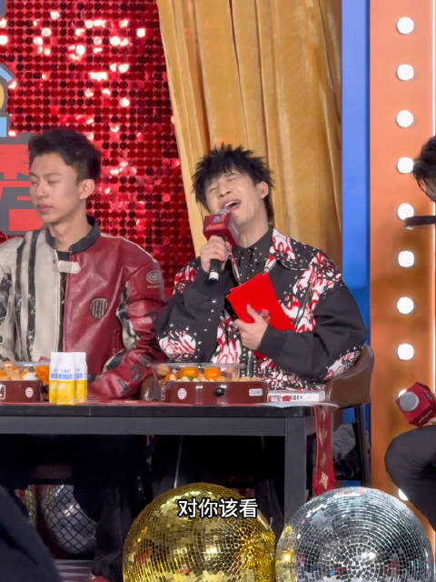 大张伟付航节目互动引热议，观众评价两极分化