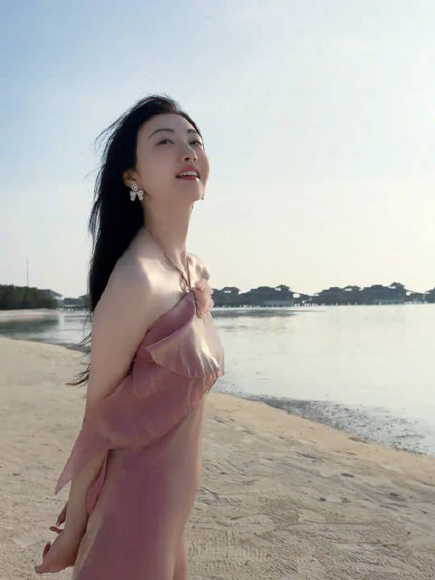 景甜旅游度假身穿一袭粉裙，在蓝色大海边漫步！