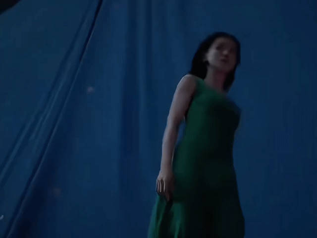 吴谨言的裙装跑酷场面与《侏罗纪世界》的经典桥段有何异同？