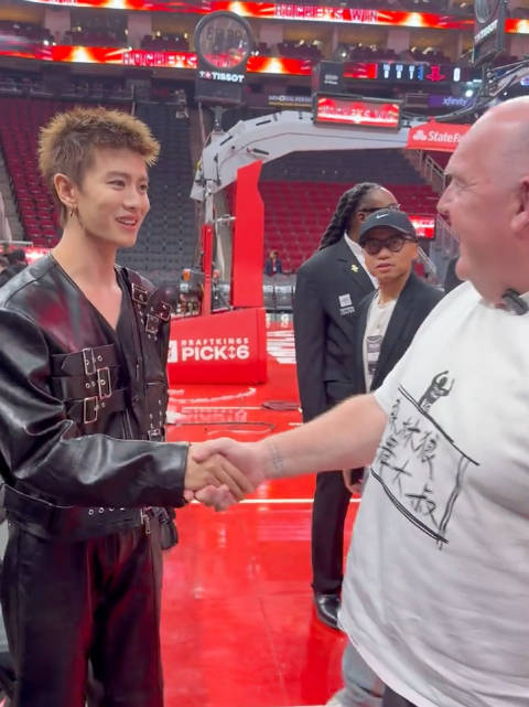 任嘉伦火箭队主场首秀获森林狼跳舞大叔赞赏