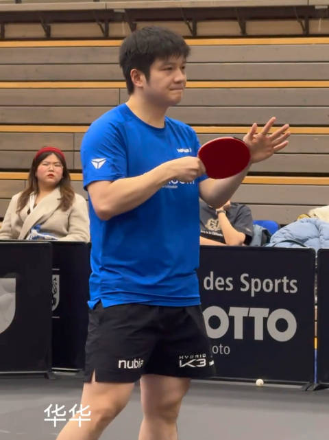 樊振东与队友欢乐互动，展露灿烂笑容