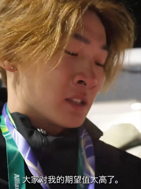 苏翊鸣夺铜牌与佐藤教练暖心互动