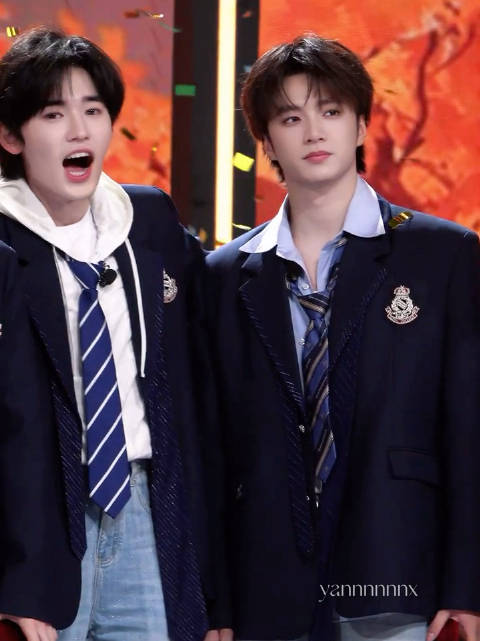 哎呦 这段还有 刘耀文靠过来拍照 宋亚轩下意识搂上 又放下的手 .