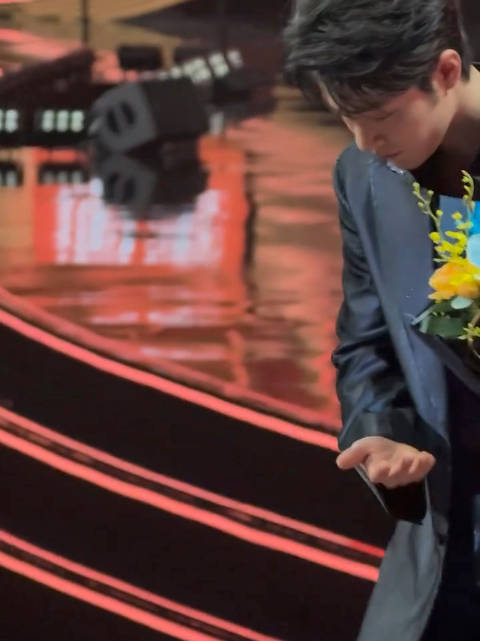 这个角度拍接捧花滴的水看的我心软软