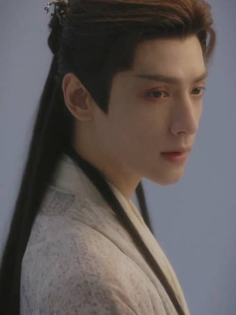 罗云熙饰演澹台烬泪眼回眸引共鸣