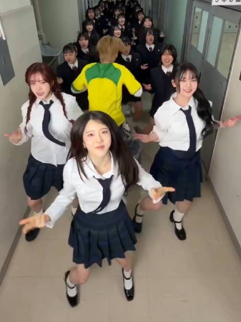 STAYC成员朴莳恩与学生合作录制视频