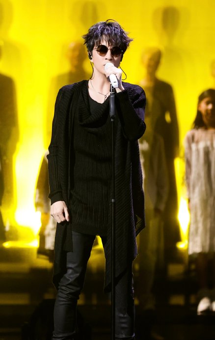 薛之谦在《湖泊》中使用的‘冷峻唱腔’和气声技法是如何体现歌曲主题的？