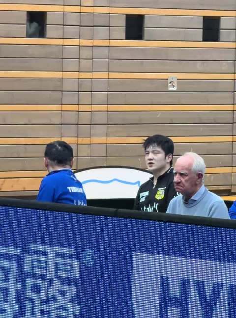 终于等到这一幕：王教练和樊振东的激烈交流