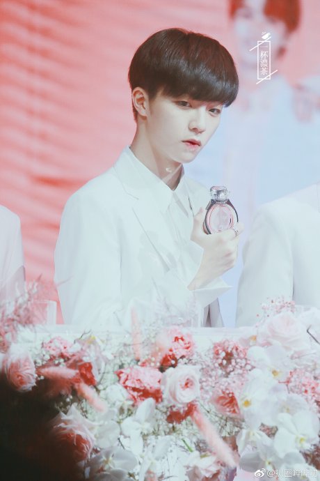 除了2026年春晚，陈立农还有哪些经典的白色西装造型？