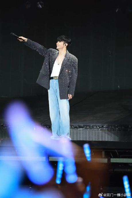 粉丝们对李荣浩演唱会门票秒空及后续是否会加场的主要看法是什么？