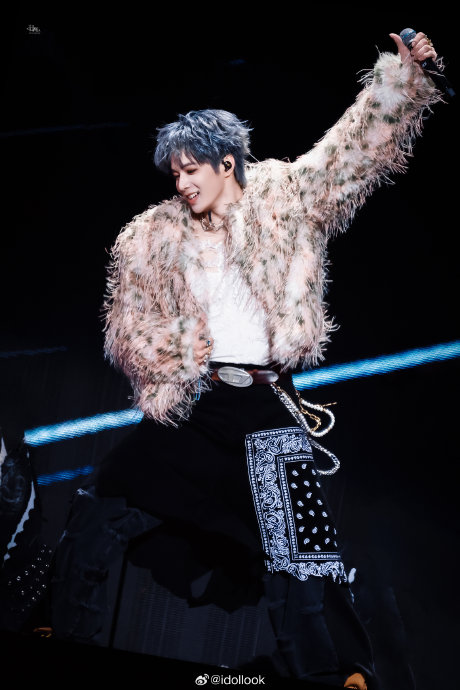 刘耀文的“舞台狼王、日常狗勾”反差魅力具体体现在哪里？