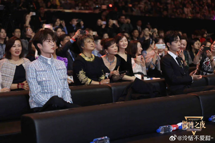 微博之夜上肖战和王一博时隔六年公开合体具体有哪些互动？