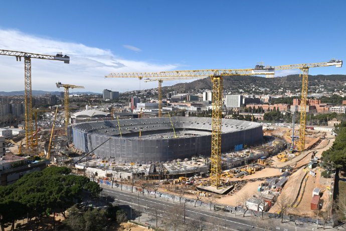 对阵马竞惨败后，主教练哈维的帅位和巴萨未来的重建计划会是怎样？