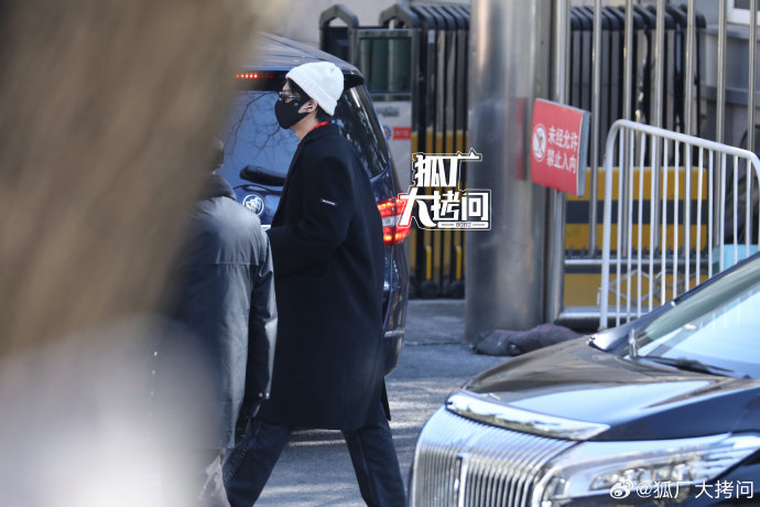 宋威龙首登央视春晚献唱跳表演