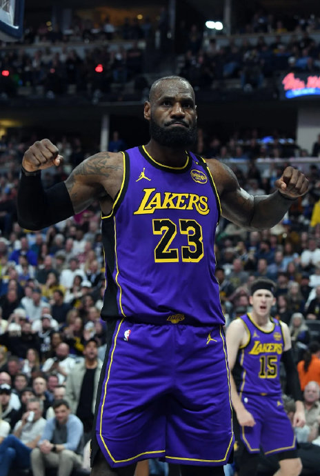 詹姆斯这场三双对湖人队的战术体系有何关键影响？