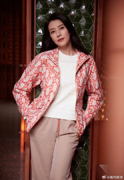 高圆圆46岁橙白运动装惊艳全网，无龄感魅力引爆讨论