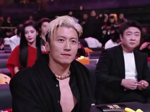 三蹦子与法拉利同框引热议