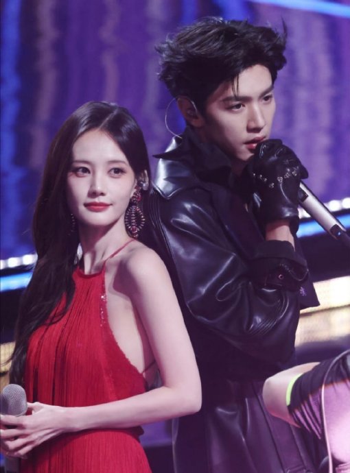 周深失误救场获赞，李一桐假唱穿帮遭质疑：观众为何渴望真实舞台？