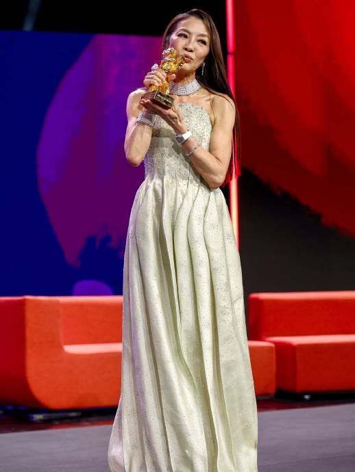 柏林电影节终身成就奖的颁发对杨紫琼未来的电影事业有何影响？