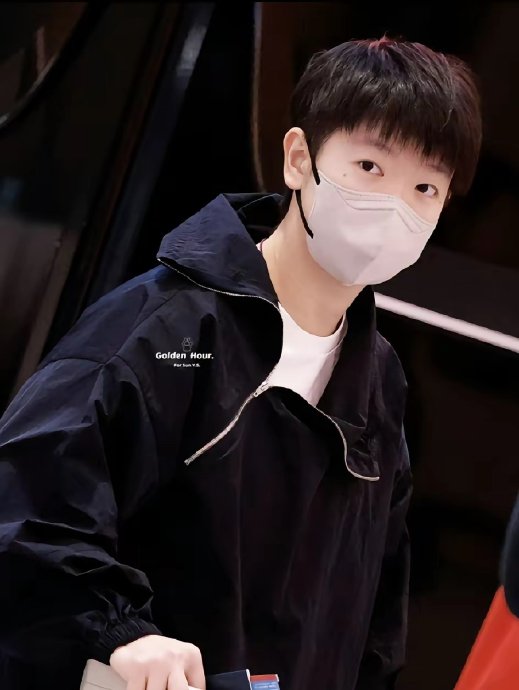 孙颖莎穿搭攻略大公开！冷白皮如何拿捏亮色，赛场衣架子秘诀是？