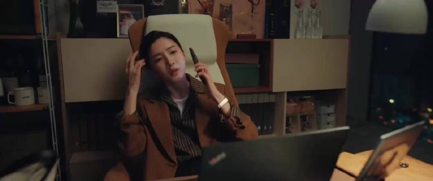 夜色正浓：沈星丑事被曝光，赵玫担心董越受刺激，赶紧打电话安抚！