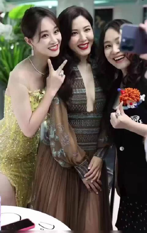 蓝盈莹的礼服勾到了曾黎的高定，曾黎表情感觉都快压不住了，要赔很多钱吧