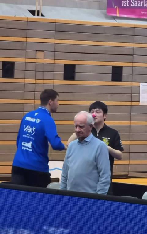 达科：你负责喝水，我负责拿毛巾