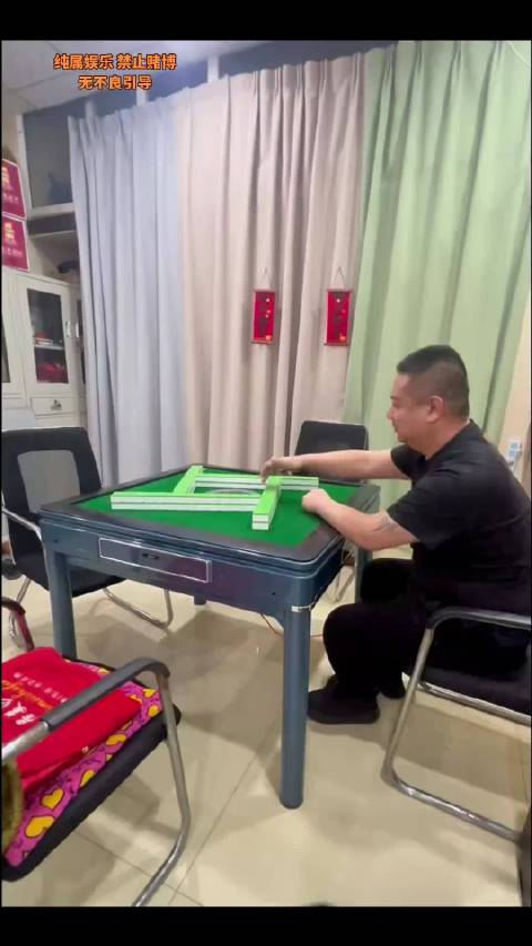 这种人最精了 一人人偷偷练麻将 等着过年赢钱